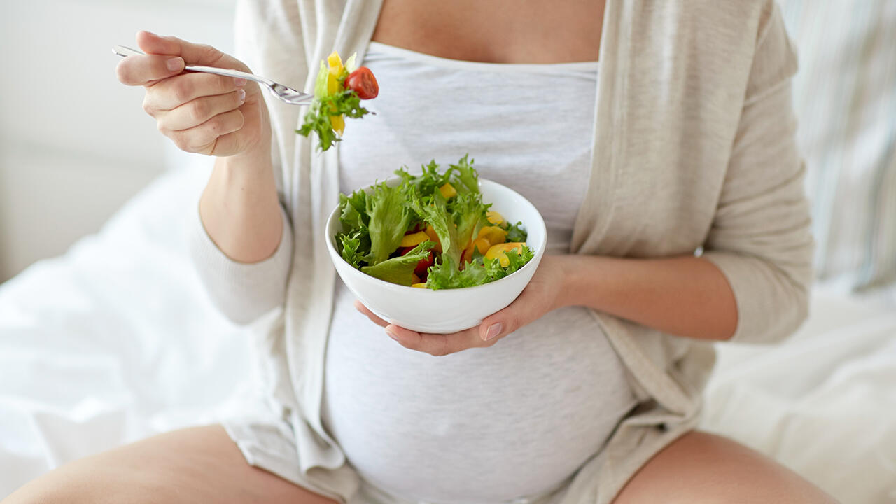 Für bestimmte Bevölkerungsgruppen, darunter auch Schwangere, spricht die DGE nach wie vor keine klare Empfehlung für oder gegen eine vegane Ernährung aus.