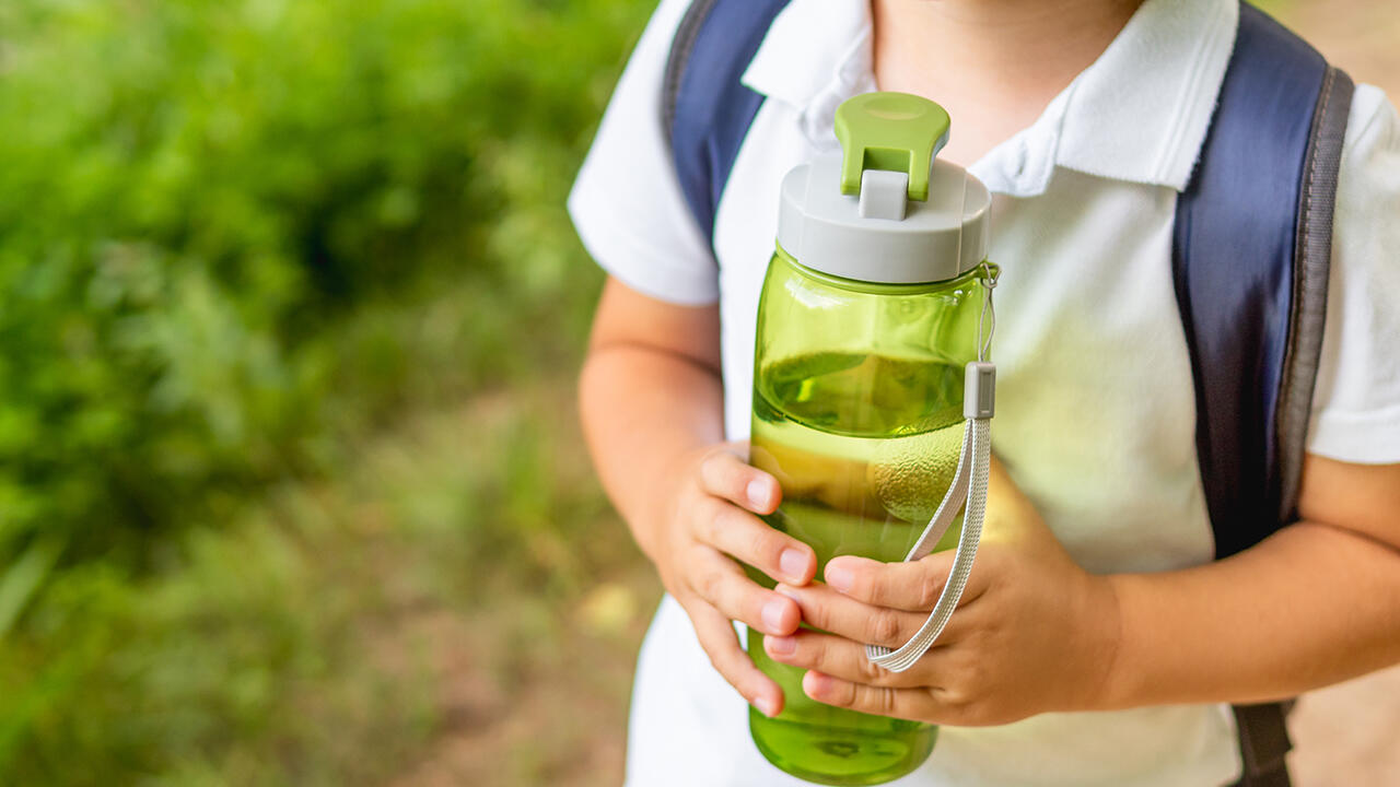 Trinkflaschen aus Plastik für Kinder haben einen Vorteil: Sie sind mehr oder weniger durchsichtig, so dass man von außen erkennen kann wie viel Flüssigkeit noch drin steckt.