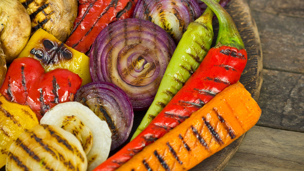 Vegetarisch grillen: Gemüse wie Karotten, Paprika, Zwiebeln und Tomaten schmecken köstlich vom Rost.