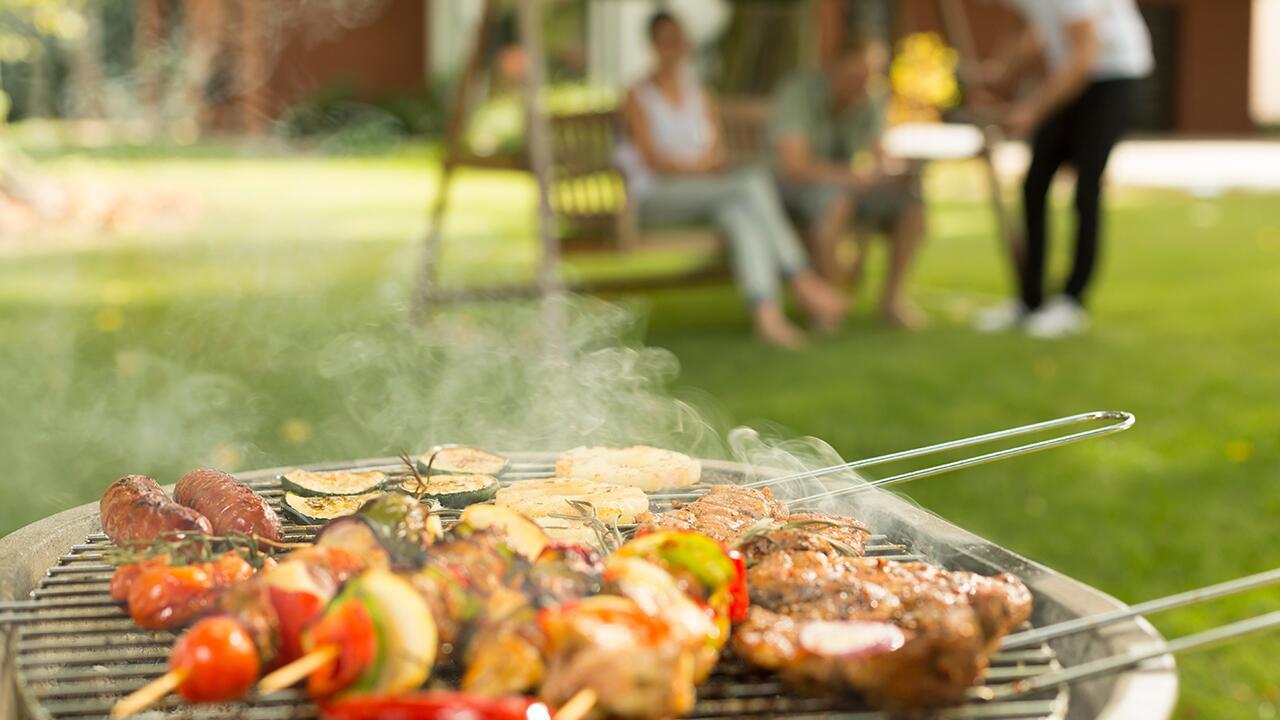 Nachhaltiger grillen: Wer auf viel Gemüse, Bio-Fleisch und ungefährdeten Fisch setzt, macht vieles richtig.