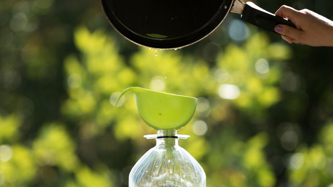 Altes Speiseöl können Sie mithilfe eines Trichters in eine alte Plastikflasche gießen und dann im Restmüll entsorgen.