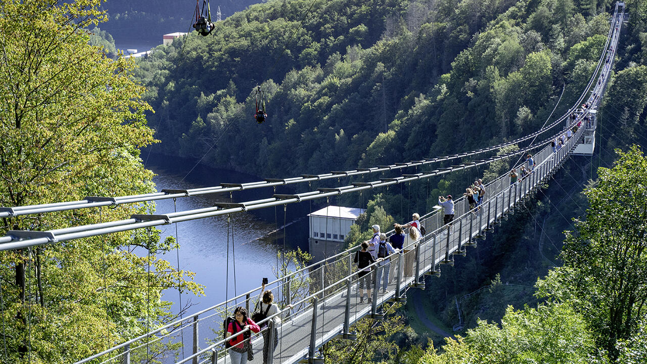 Seit 2017 bietet die Hängebrücke "Titan" Harz-Besuchern spannende Blicke auf die Rappbodetalsperre.