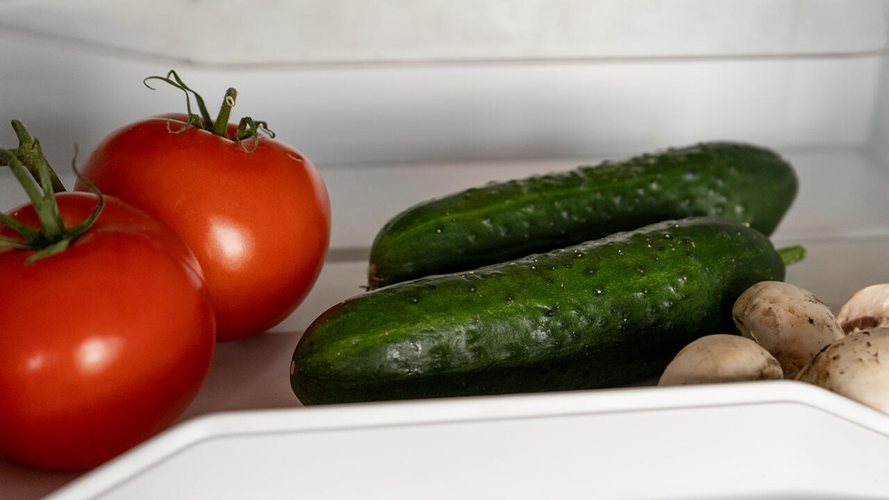 Tomaten, Gurken, Zucchini, Paprika und andere kälteempfindliche Gemüsesorten sollten bei Hitze ausnahmsweise im Kühlschrank gelagert werden.