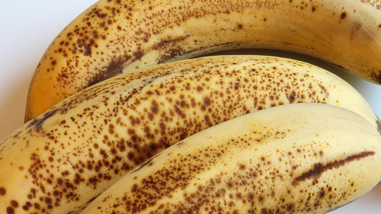 Überreife Bananen sind für die Zubereitung einer Nicecream optimal.