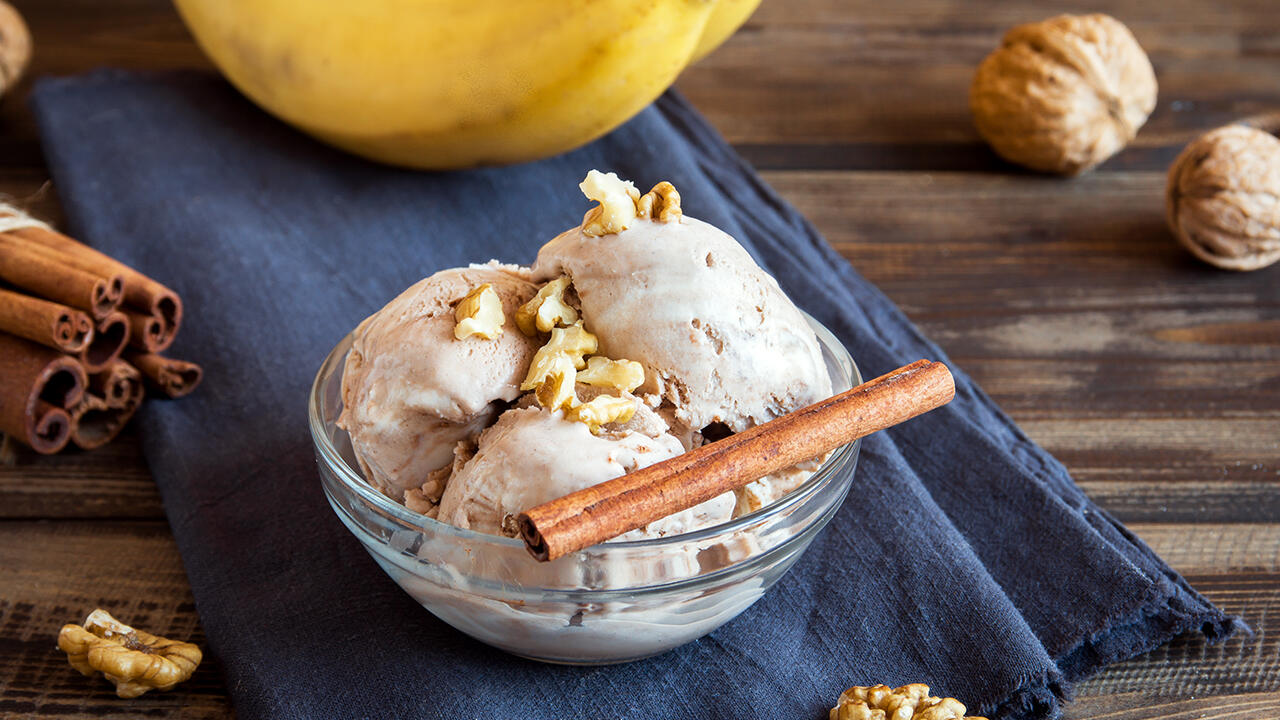 Die Nicecream kann man mit wenigen Zutaten wie Zimt und Wallnüssen verfeinern.