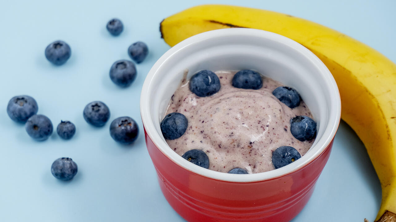 Auch eine Nicecream mit Beeren ist schnell gemacht.