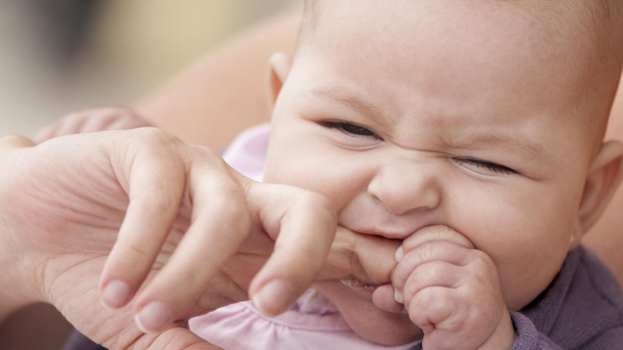 Erste Zähne: Welche Hausmittel können helfen, wenn Babys zahnen?