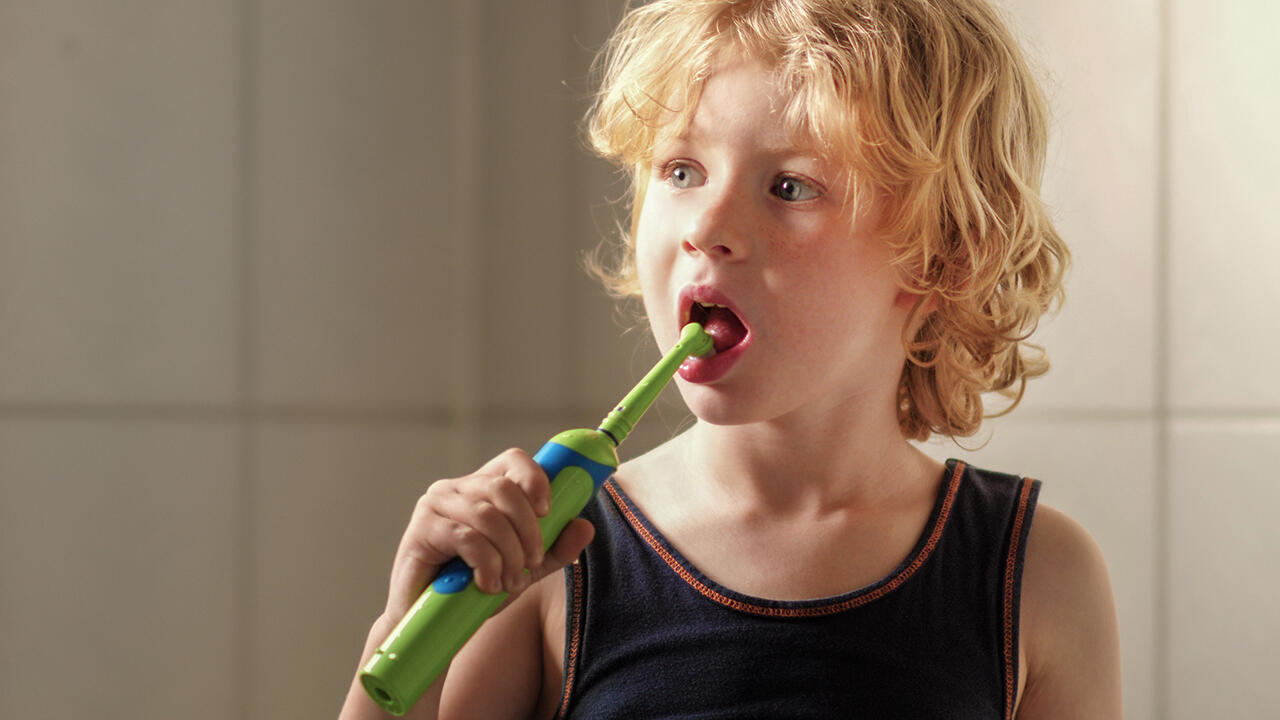 Es gibt eine große Auswahl an elektrischen Zahnbürsten für Kinder. Doch welche Marken sind empfehlenswert? Wir haben elf elektrische Kinderzahnbürsten geprüft.