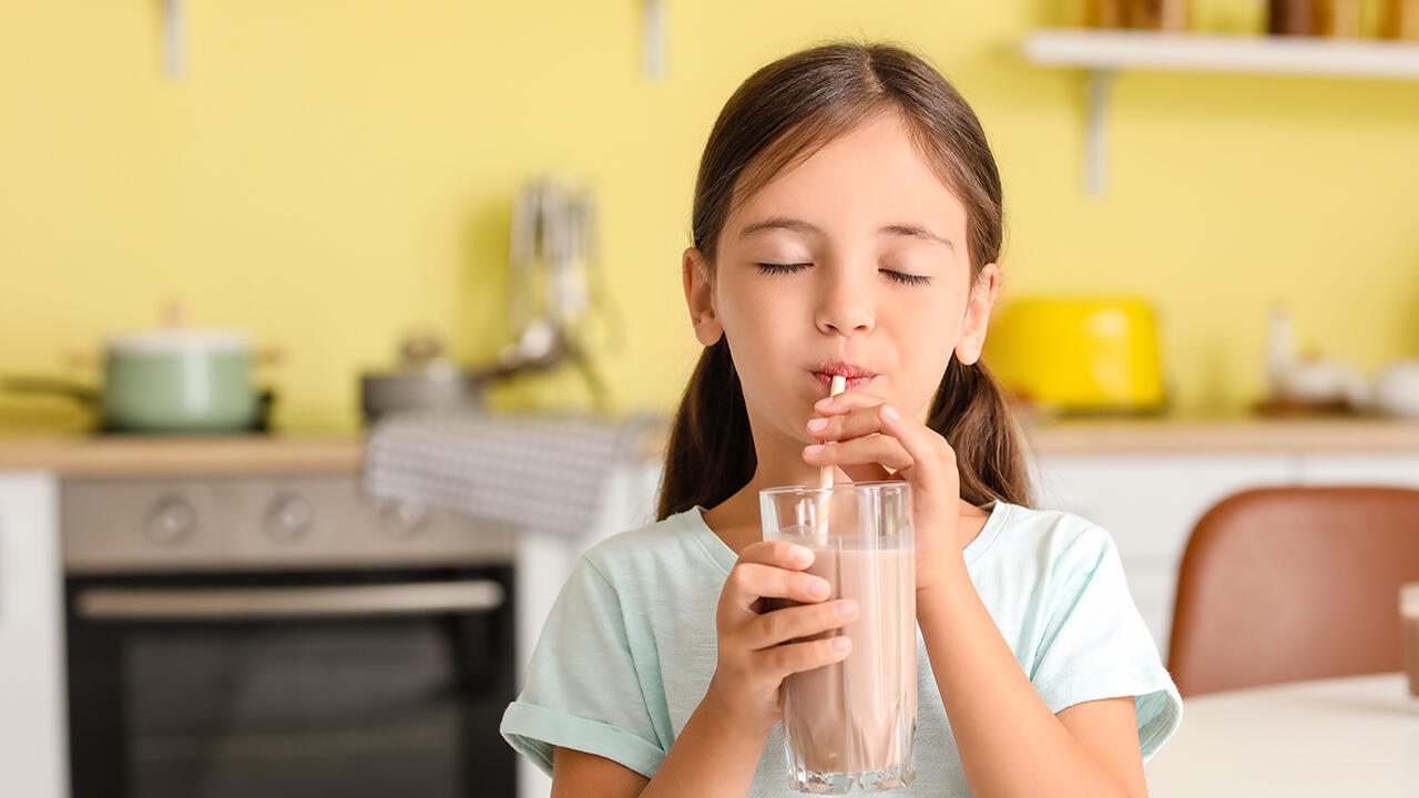 Kinder lieben Kakao. Das Problem: In den meisten Kakaopulvern steckt zu viel Zucker.