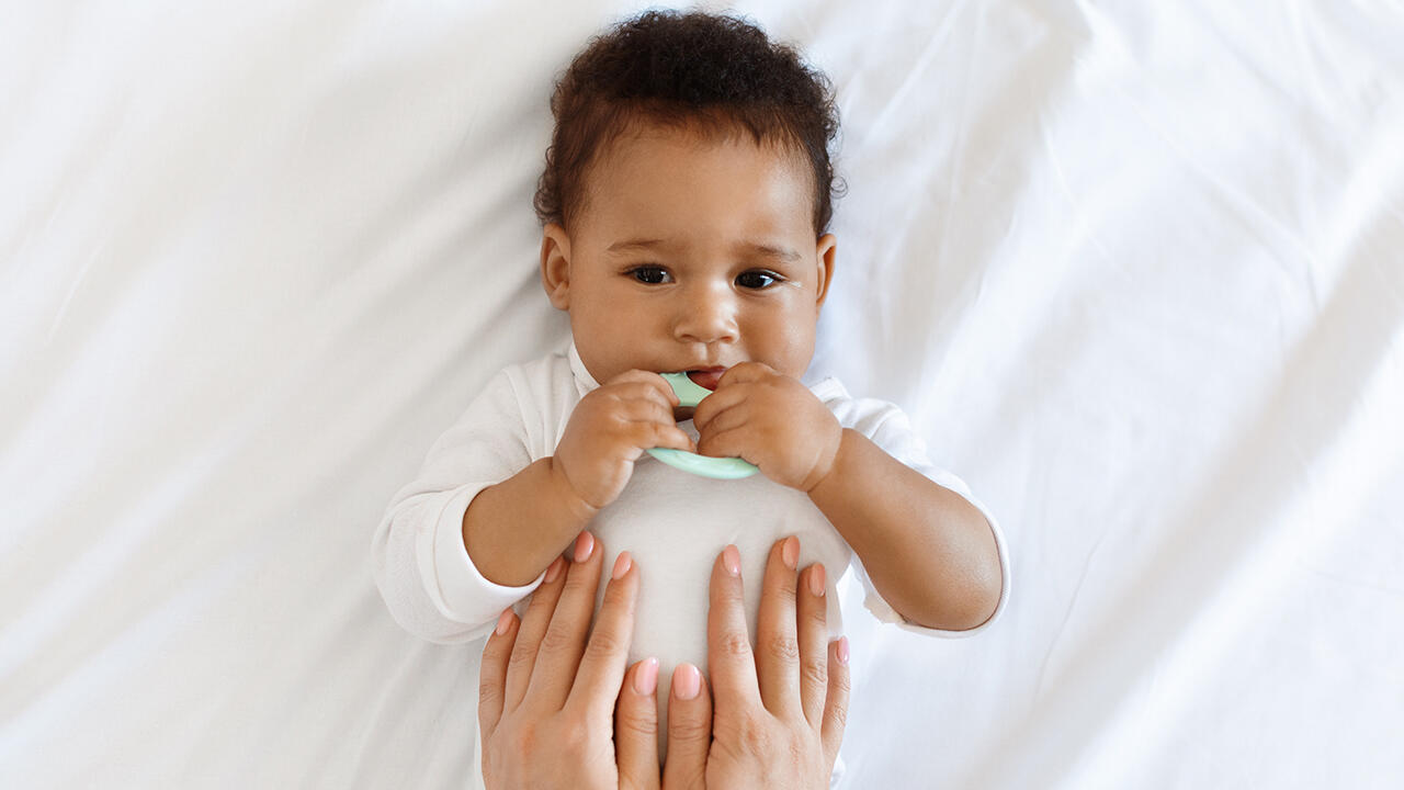 Wenn das Baby zahnt, können Beißringe die Schmerzen lindern. Wir haben 18 solcher Produkte im Labor untersuchen lassen.