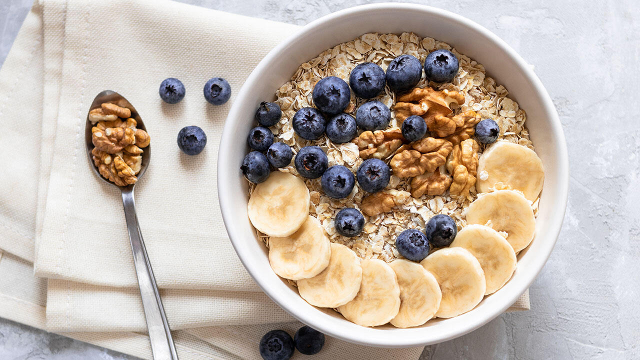 Haferflocken passen in Müsli, Smoothies oder Pfannkuchen.