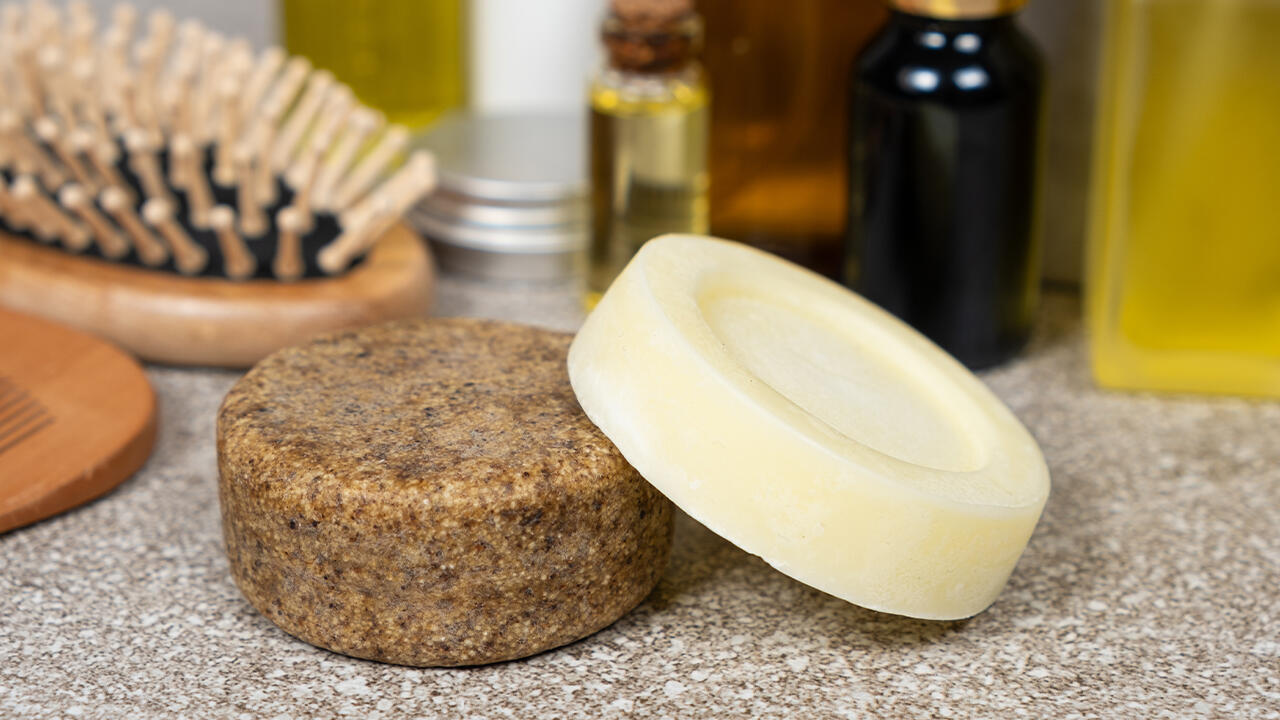 Neben festen Shampoos gibt es inzwischen auch zusätzliche feste Conditioner.