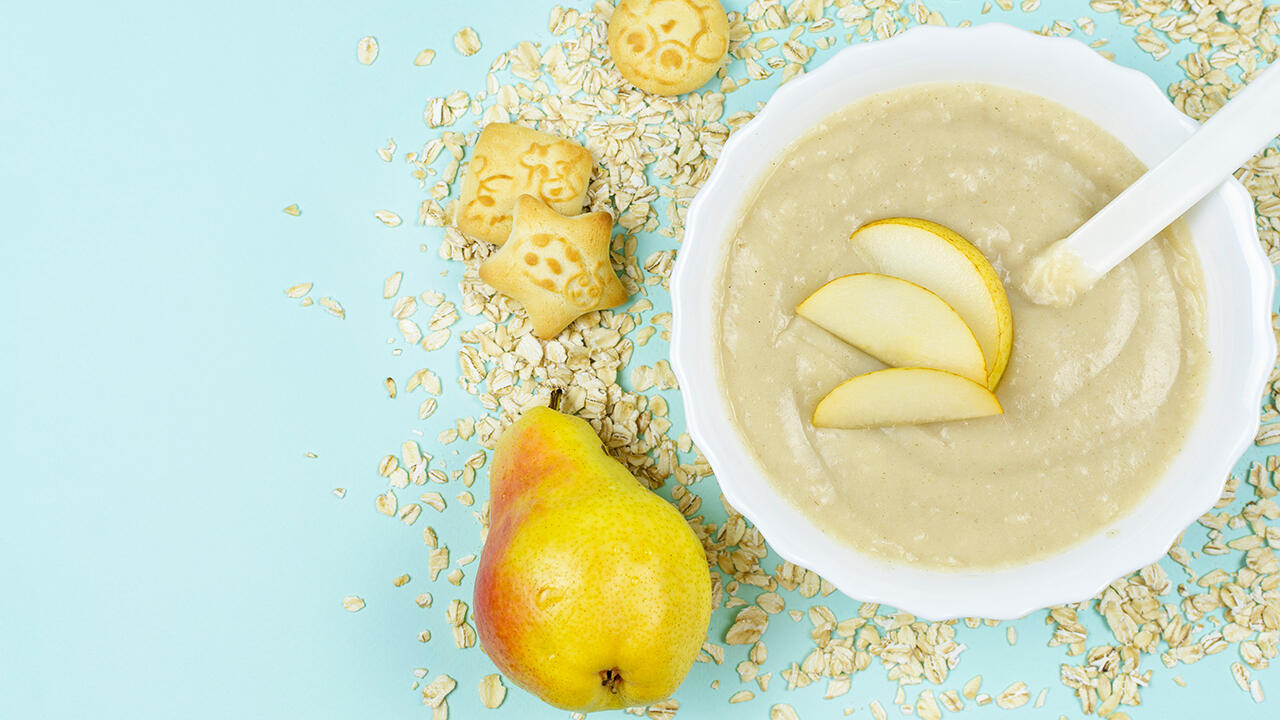 Purer Obstbrei ist keine vollwertige Mahlzeit. Deshalb sollten Eltern ihn ihren Babys nur gemischt mit Getreide geben.