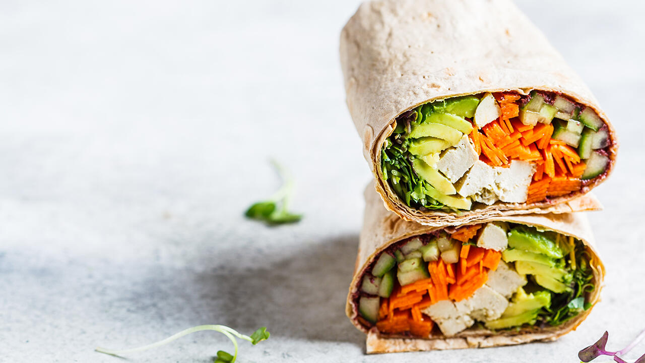 Ob vegan, vegetarisch oder mit Fleisch: Wraps lassen sich vielfältig zubereiten.