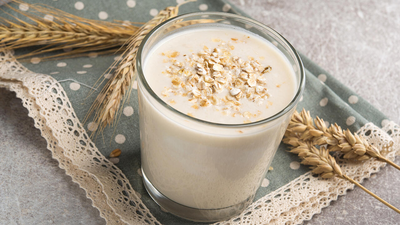 Die Herstellung von Hafermilch verbraucht im Vergleich zu Kuhmilch weniger Wasser und Landfläche.