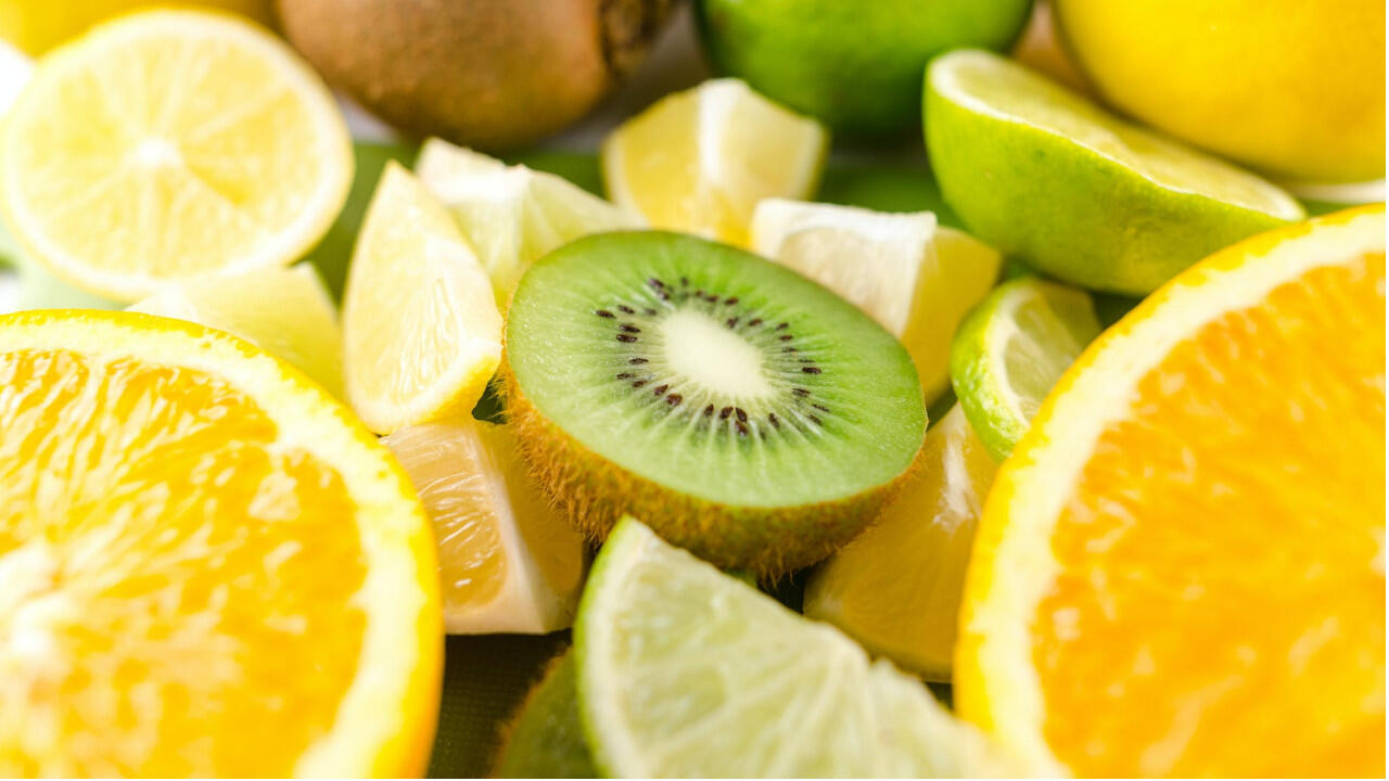 Zitronen und Kiwis haben viel Vitamin C.