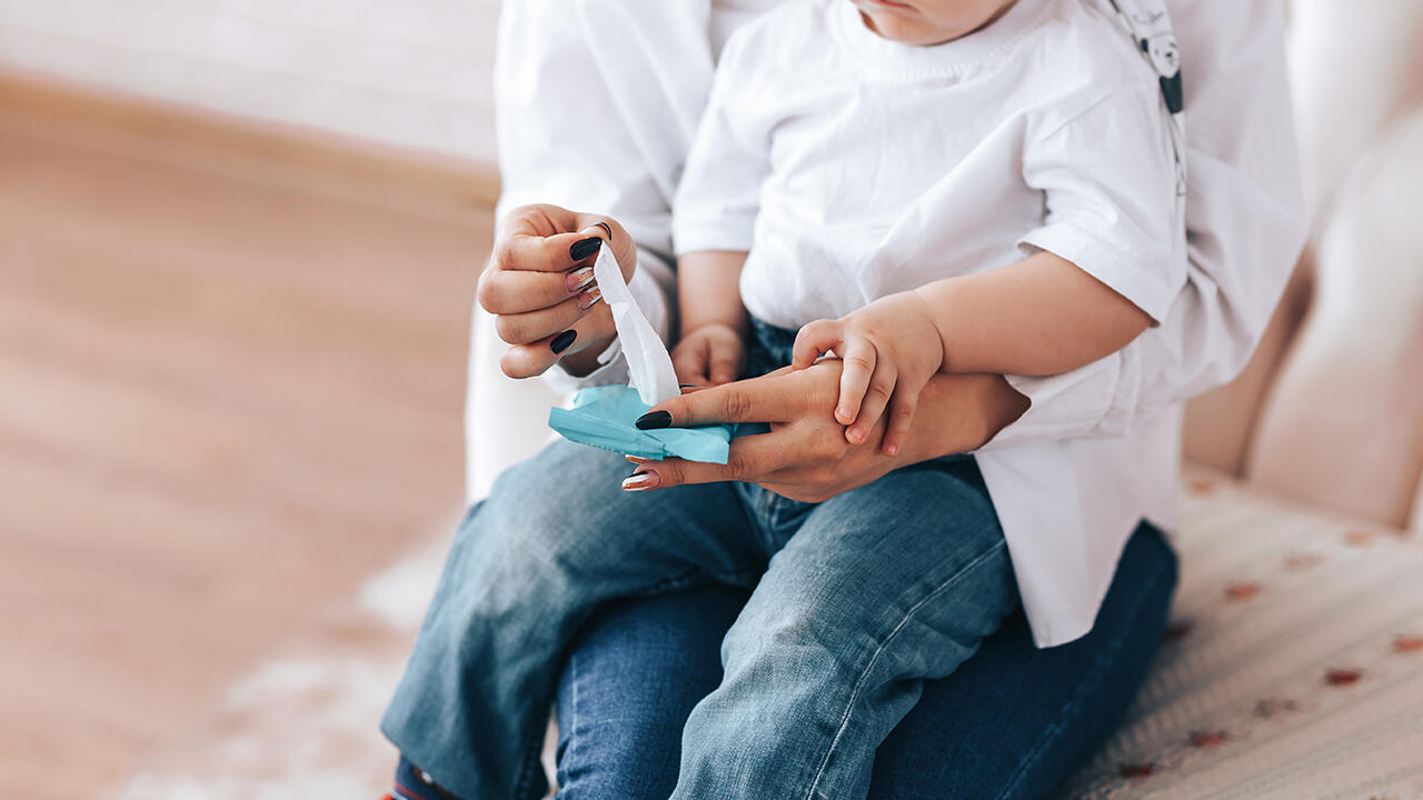 Besonders im Alltag mit Kleinkinder sind Feuchttücher praktische Helfer.