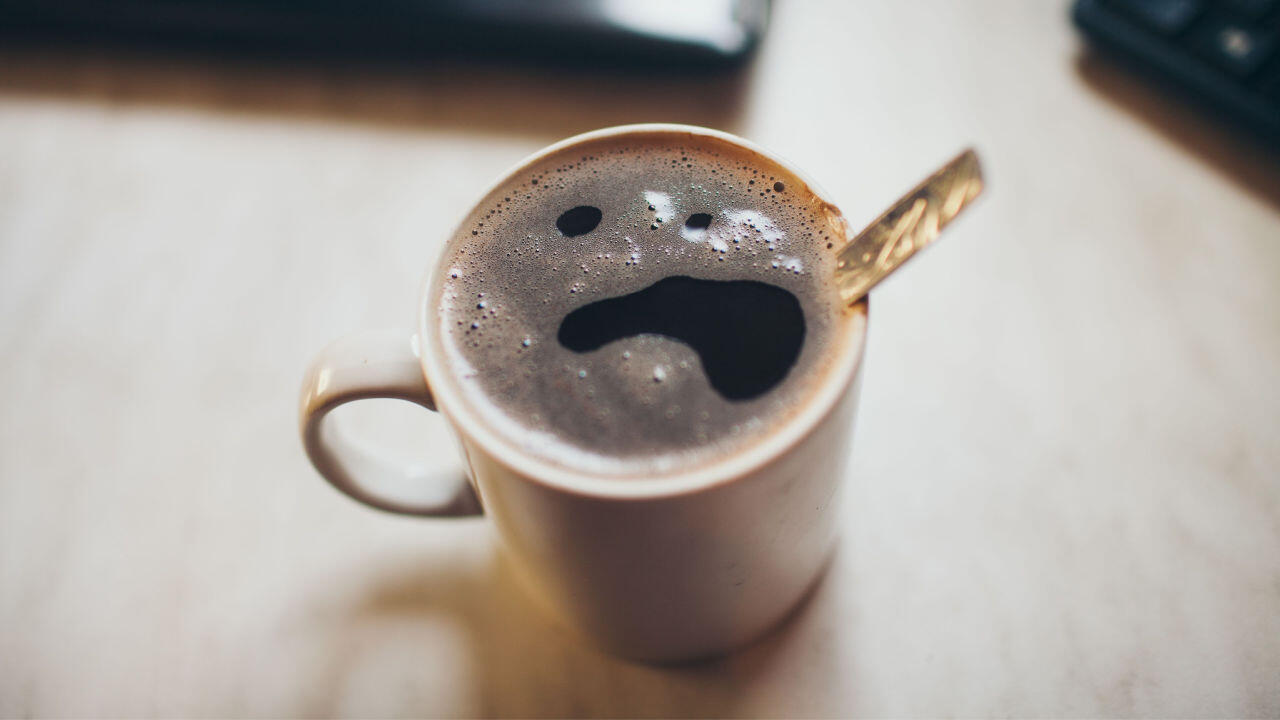 Spätestens, wenn Ihr Kaffee Sie so ansieht, ist es Zeit, mal wieder das Wasser zu wechseln.