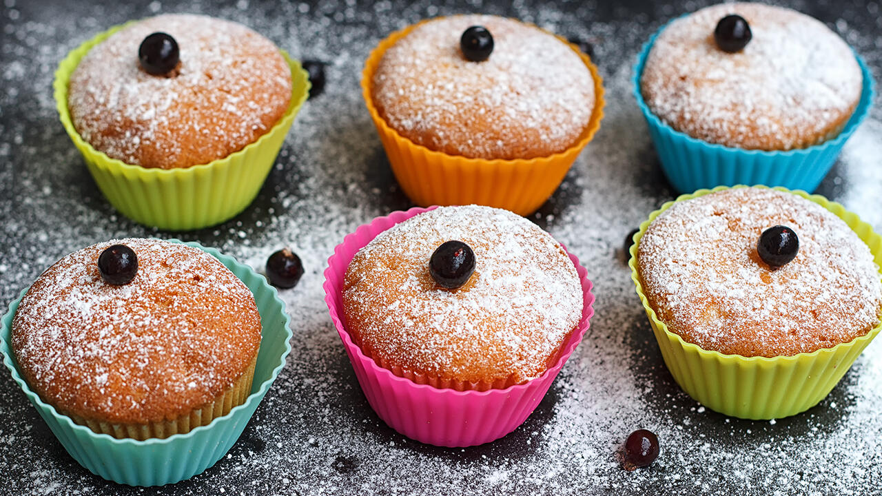 Muffins in bunten Silikonbackformen sehen schön aus. Aber sind sie auch frei von Schadstoffen? Wir haben 20 Silikon-Muffinformen geprüft.