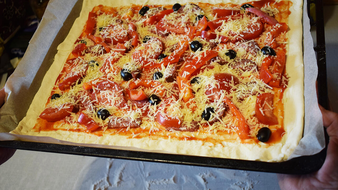 Um mögliche Keime abzutöten, sollte der Fertig-Pizzateig stets gut durchgebacken werden. 