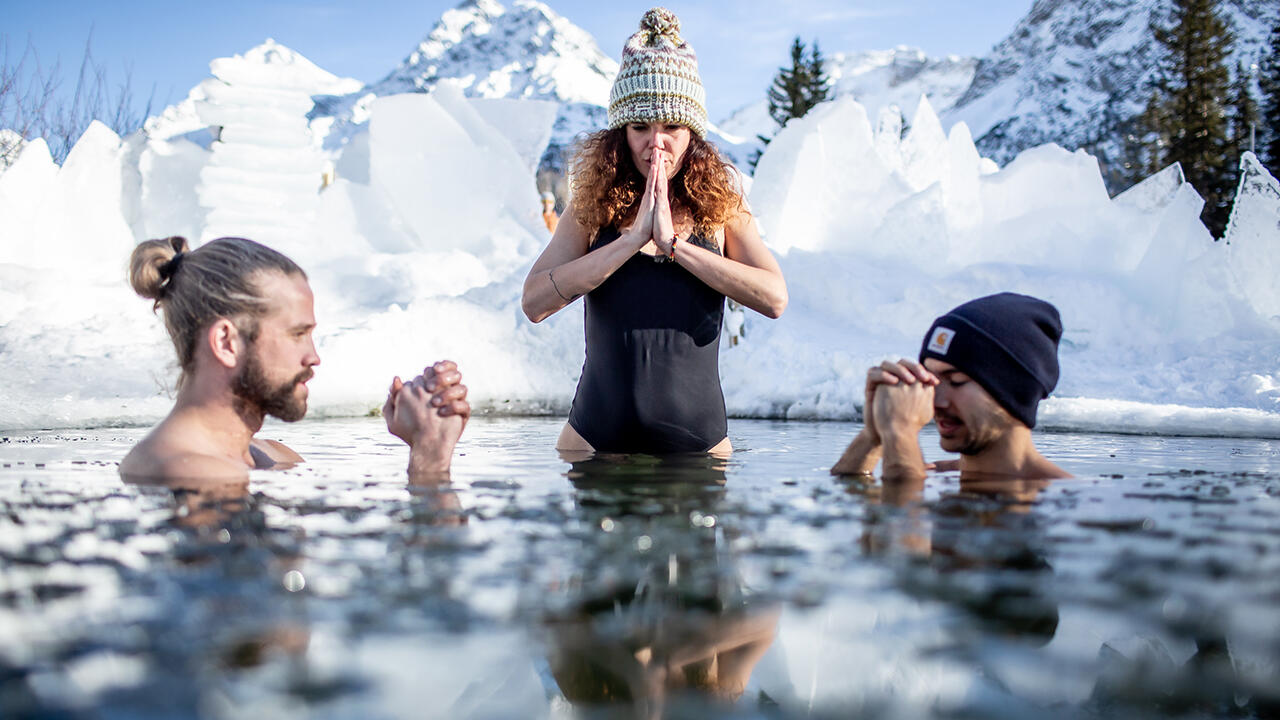 Im Ferienort Arosa in der Schweiz hat das erste offizielle "Eisbadi" des Landes eröffnet.