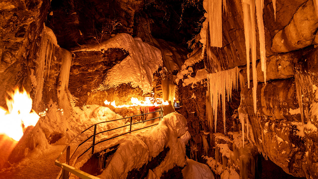 Eine Fackelwanderung durch die Breitachklamm bietet ein besonderes Ambiente.