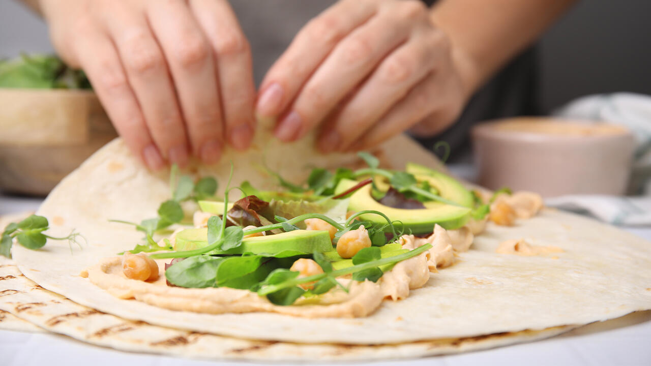 Ob vegan, vegetarisch oder mit Fleisch: Wraps lassen sich vielfältig zubereiten.