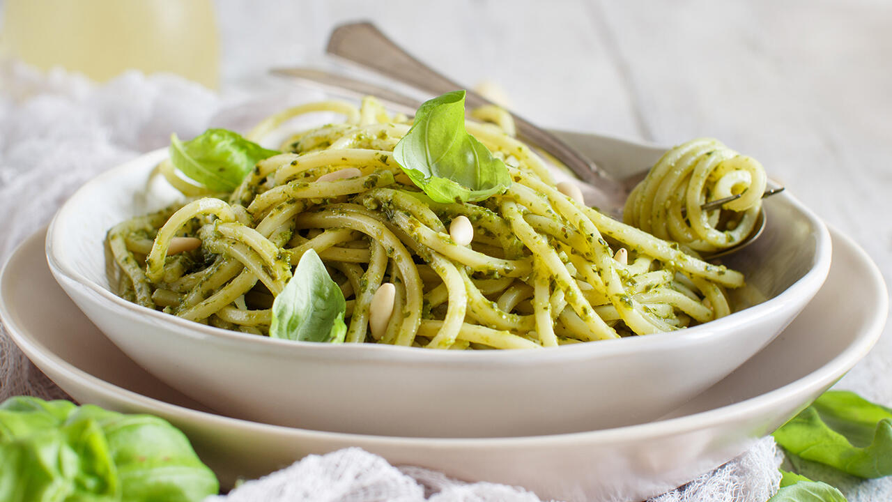 Sowohl Kinder als auch Erwachsene lieben Spaghetti. 