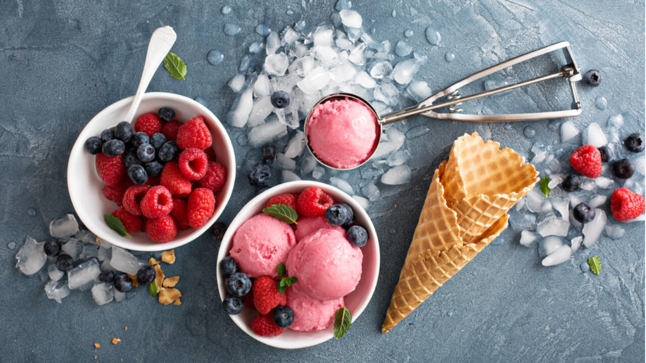 Himbeereis oder -sorbet schmeckt am besten mit ein paar frischen Beeren und Minzblättern.