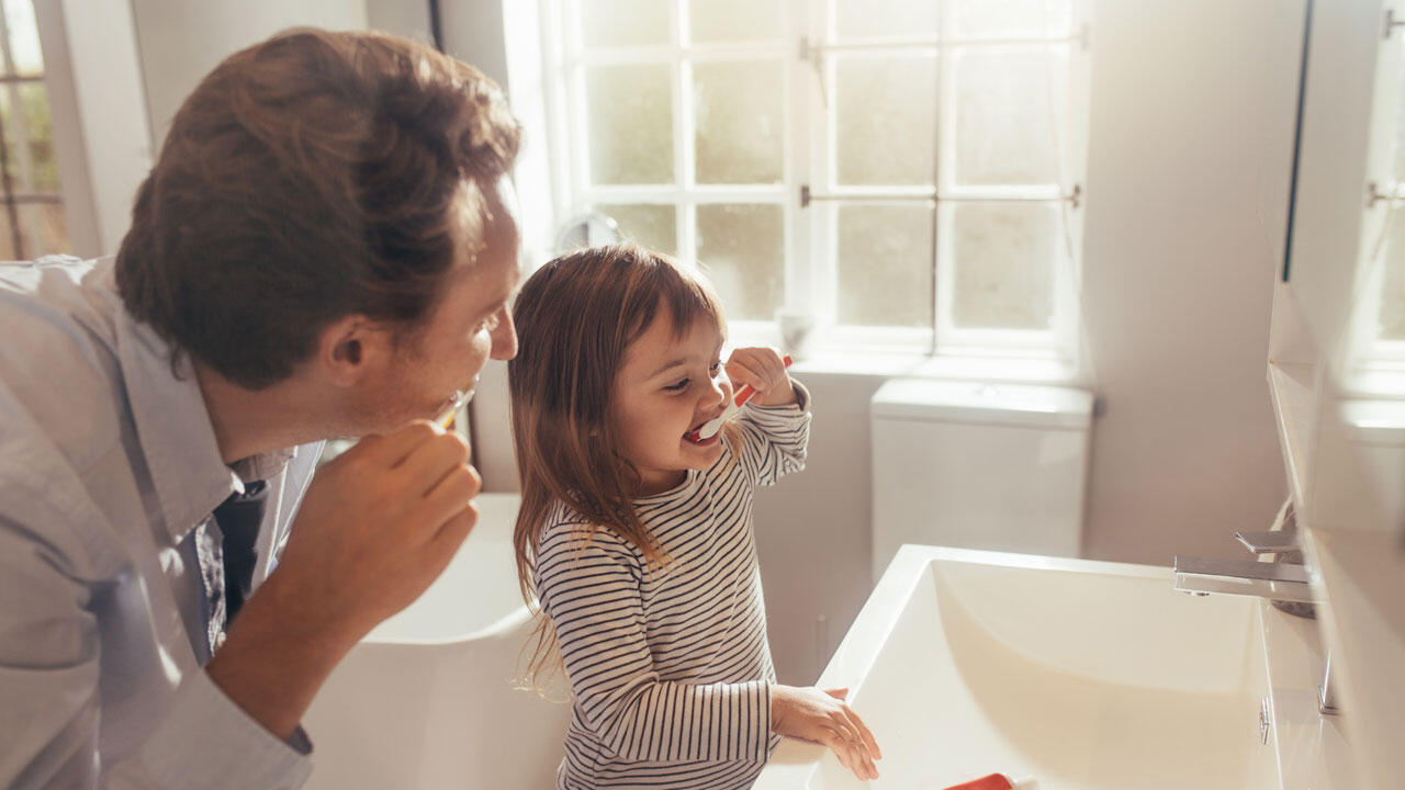 Eltern sollten Kindern beim Zähneputzen helfen.