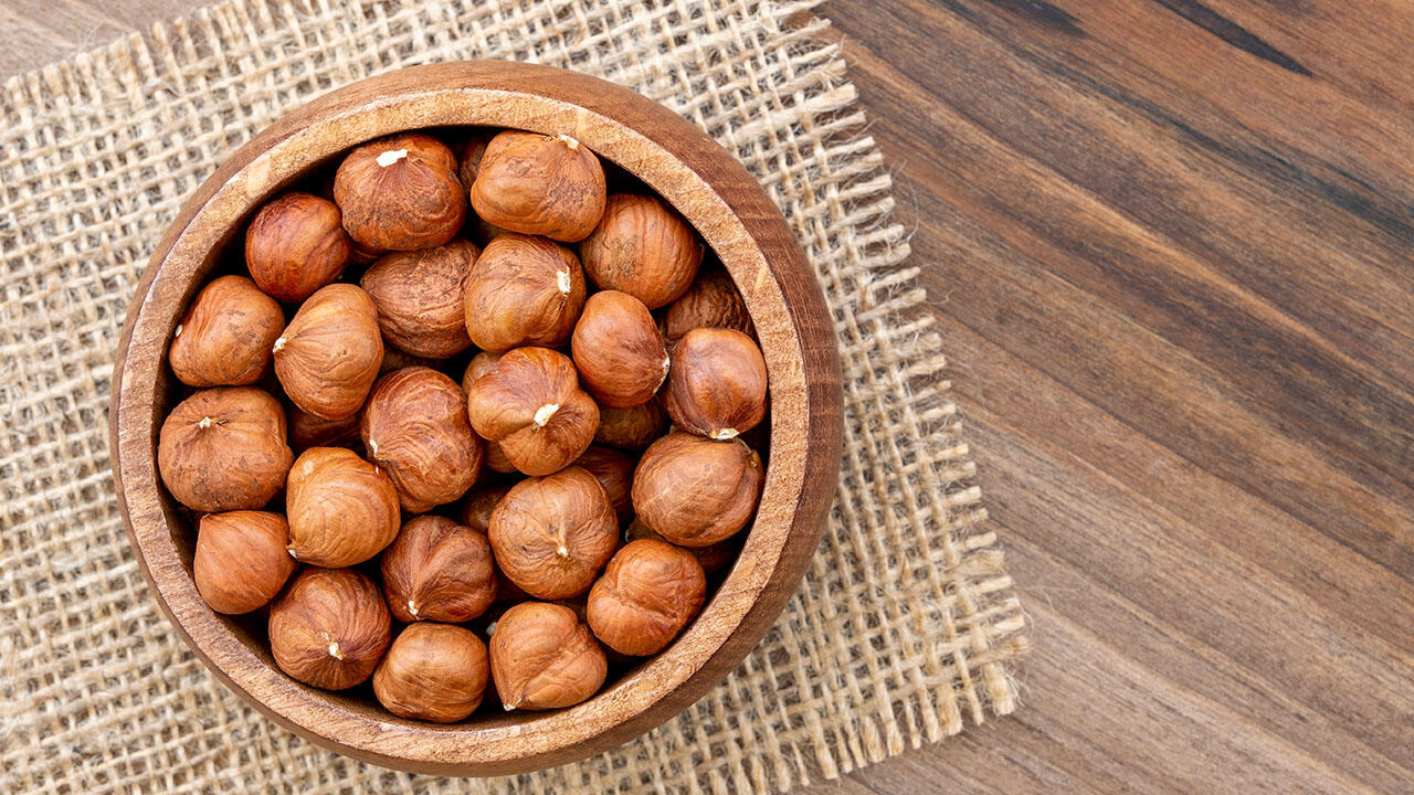 Genießen Sie Nüsse am besten naturbelassen. Zucker- oder Salzzusätze machen den Powersnack deutlich ungesünder. 