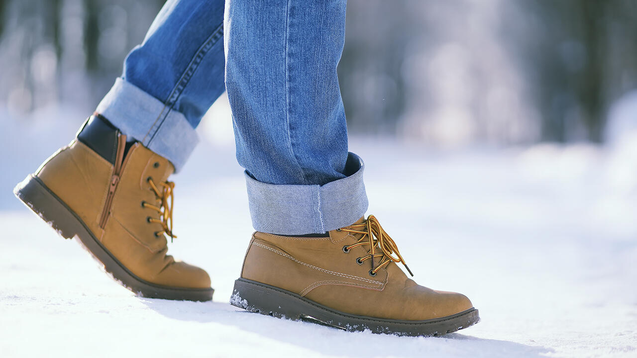 Schuhe sollten vor dem ersten Tragen imprägniert werden. Wer die Umwelt schonen will, greift dabei zu einem PFAS-freien Imprägnierspray.