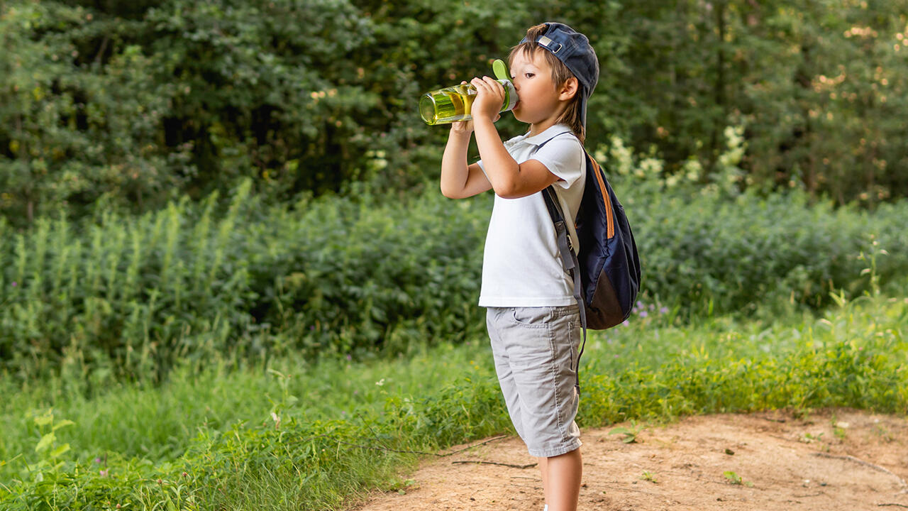 Trinkflaschen für Kinder sollen auslaufsicher und stabil sein – und natürlich frei von Schadstoffen. 