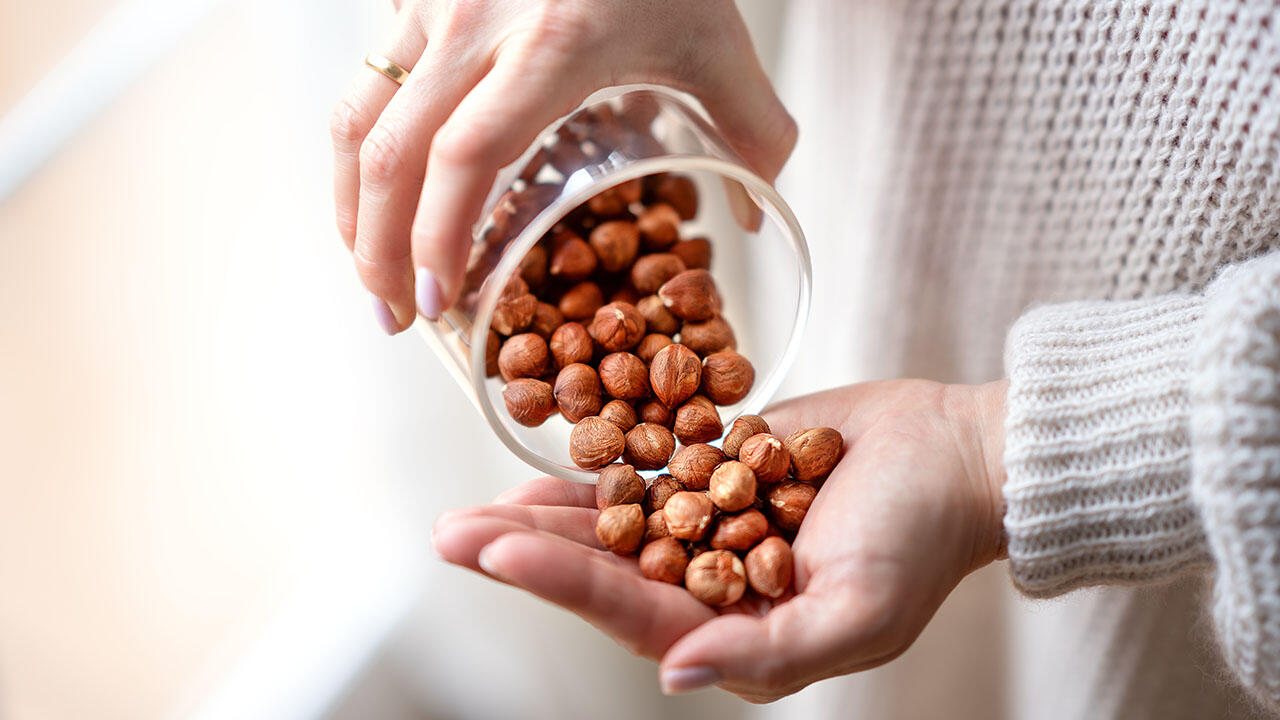 Genießen Sie Nüsse besser naturbelassen. Zucker- oder Salzzusätze machen den Powersnack deutlich ungesünder. 