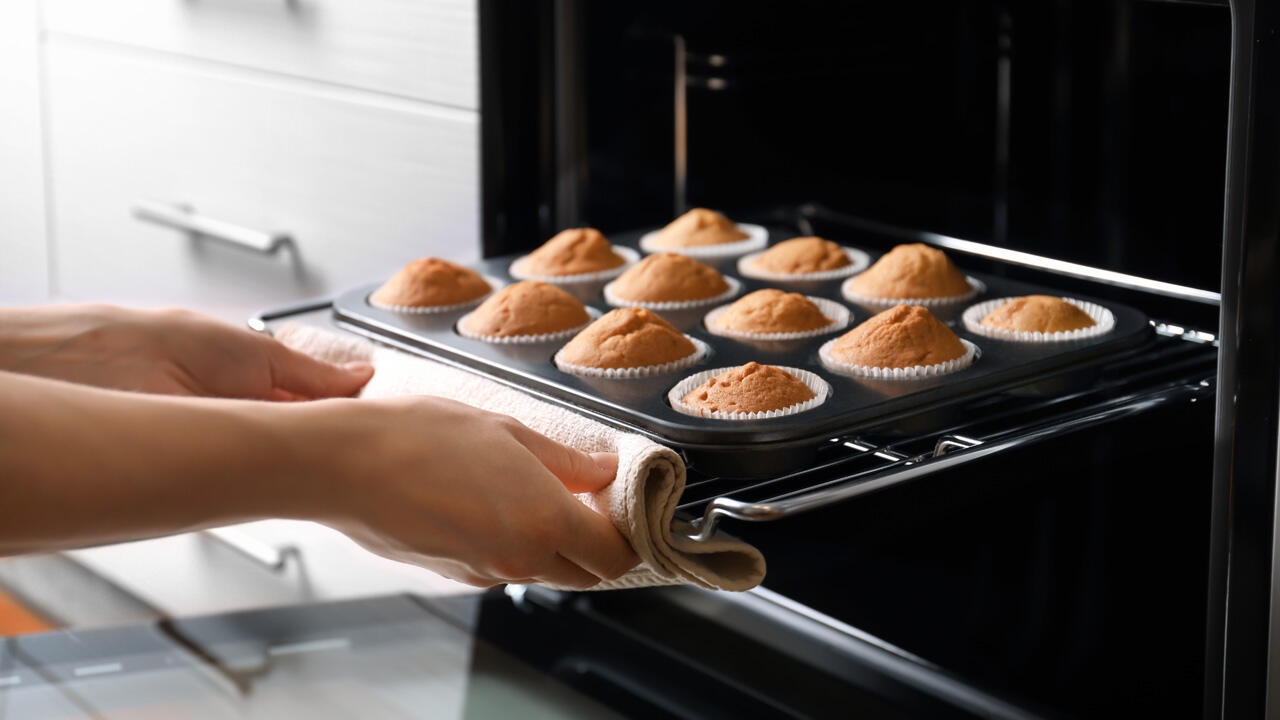 Kuchen, Muffins, Brownies & Co. gelingen auf dem Grillrost am besten.