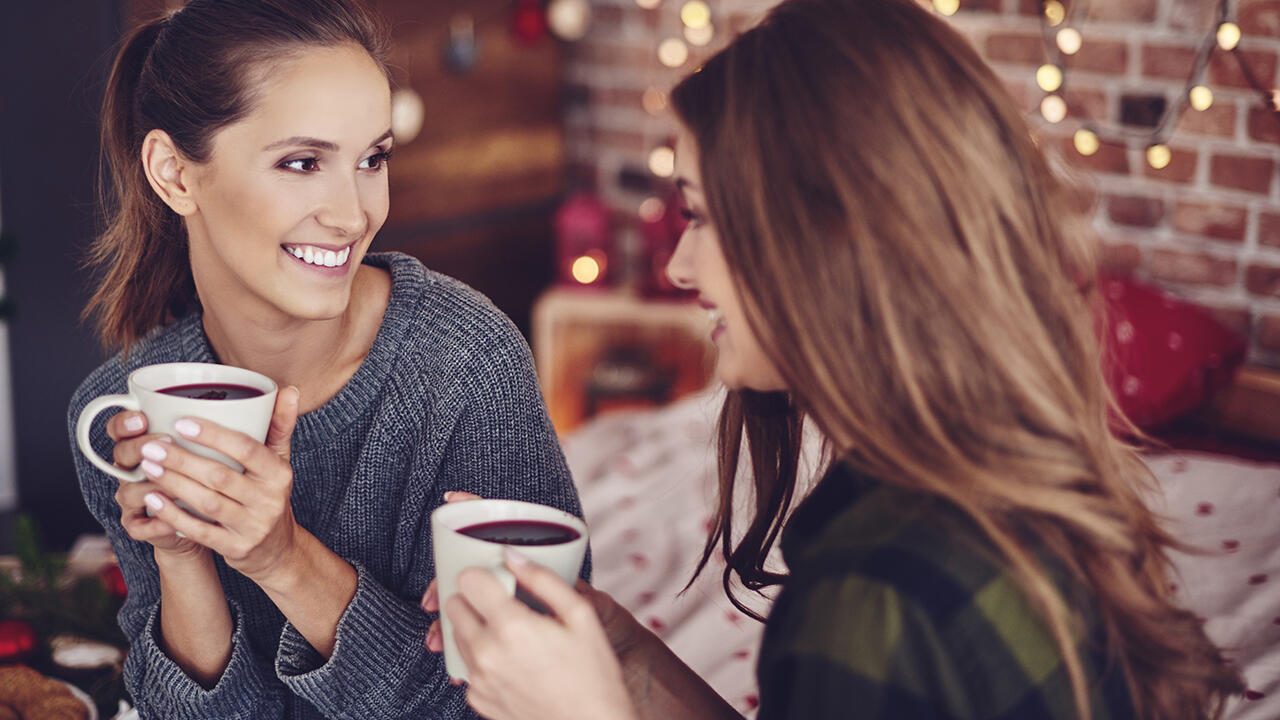 Glühwein nicht über 70 Grad erhitzen und auf keinen Fall kochen – sonst verändert sich sein Geschmack und der Alkohol verdampft. Die optimale Temperatur ist 60 Grad. 