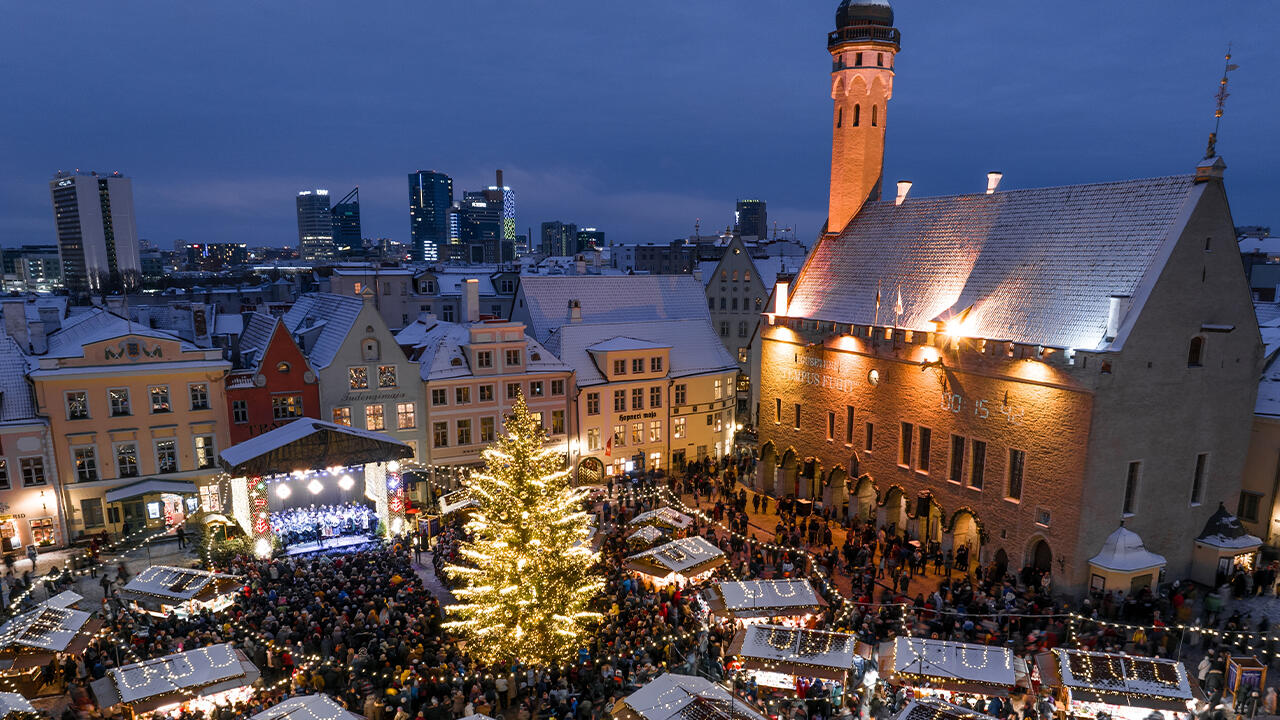 In Tallinn ist der Nikolaus blau und verteilt Geschenke, wenn man ihm ein Lied singt