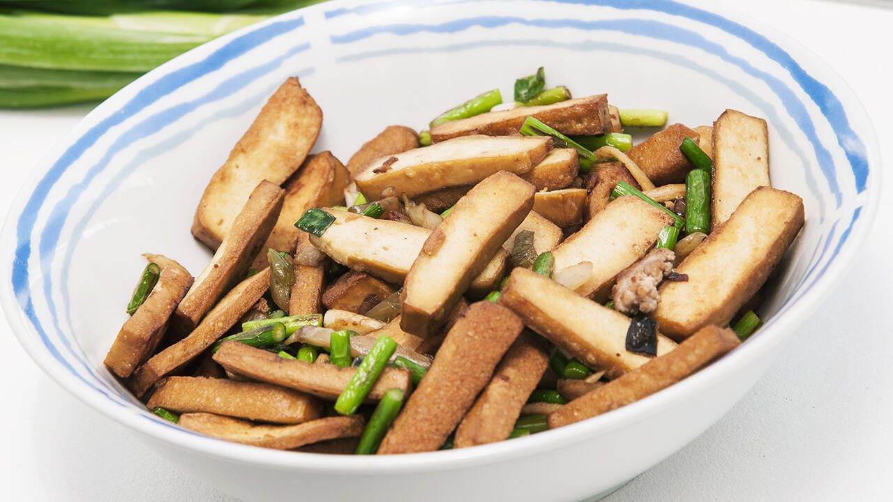 Räuchertofu ist ein gesunder Fleischersatz. Doch wie steht es um Schadstoffe? Wir haben 19 Räuchertofus getestet.