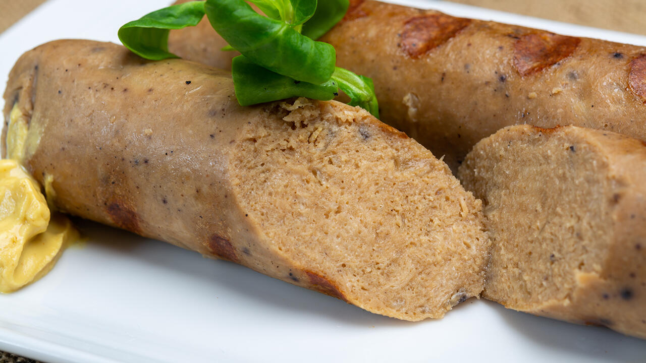 Vegane Bratwurst erobert sich langsam aber stetig ihren Platz auf dem Grillrost.