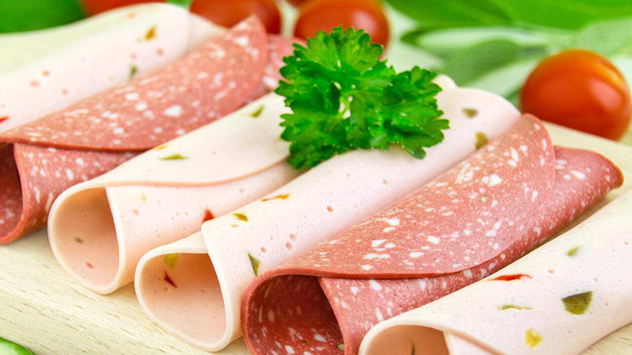 Veganer Aufstrich im Test: In unserem Einkaufskorb landeten 19 vegane Aufschnitte, die unter anderem Salami, Lyoner, Schinkenwurst oder Mortadella nachahmen.