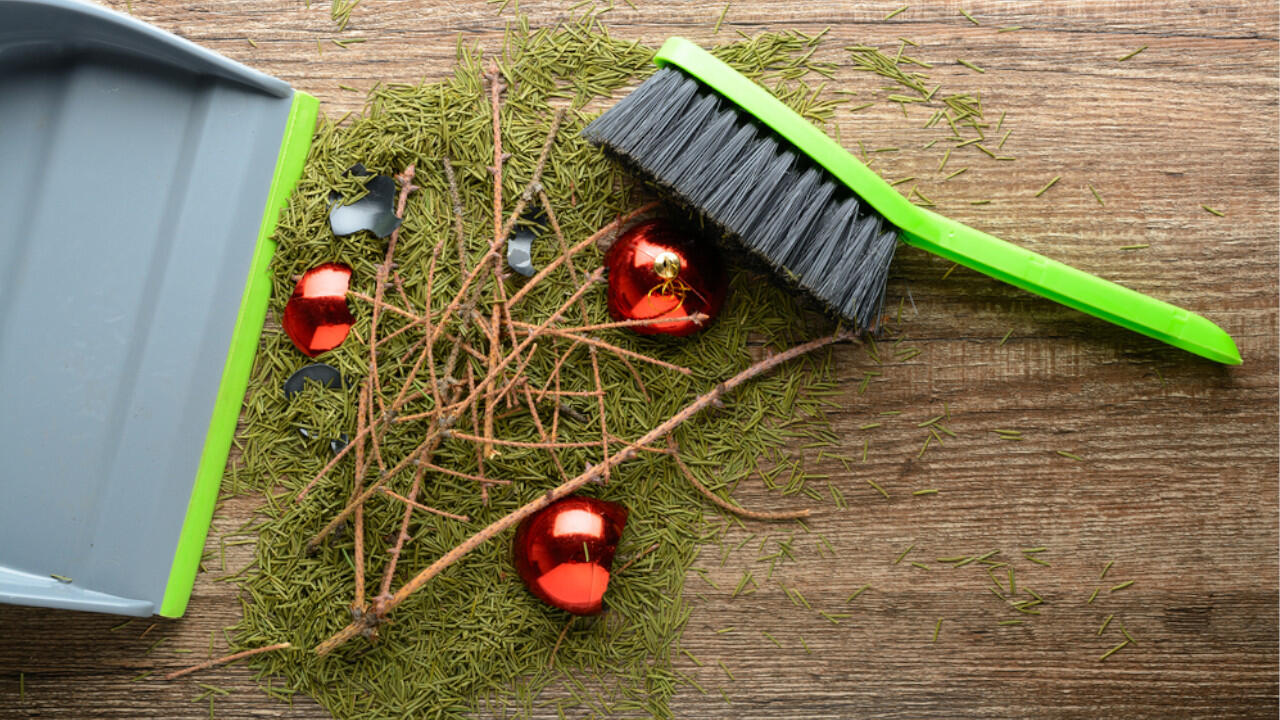 Nach ein paar Wochen nadelt der Weihnachtsbaum und muss raus aus dem Wohnzimmer. Bei der Entsorgung gibt es ein paar Dinge zu beachten.