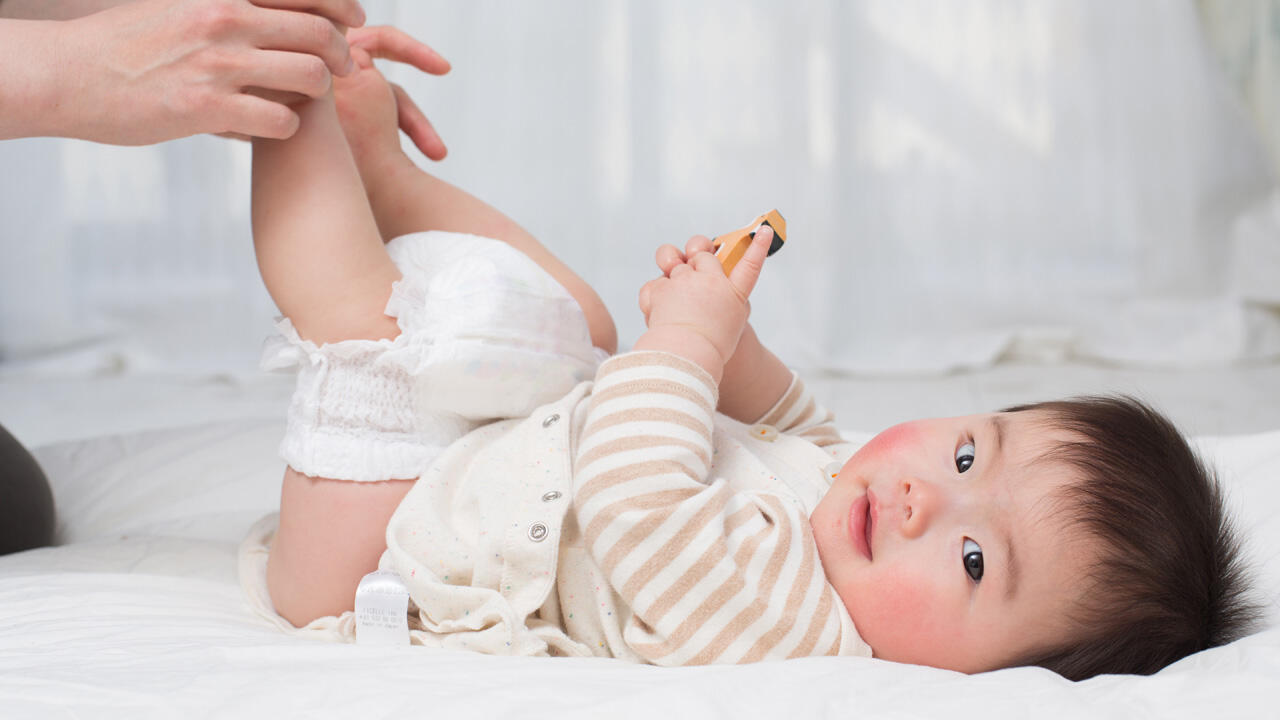 Immer gut für Babys Po: Viel frische Luft und nackt Strampeln.