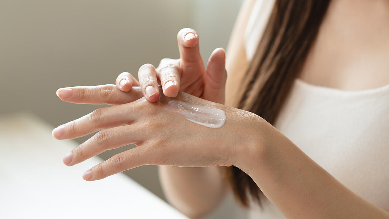 Vor allem im Winter hilft Handcreme dabei, rissige Haut mit Feuchtigkeit zu versorgen und zu pflegen. 