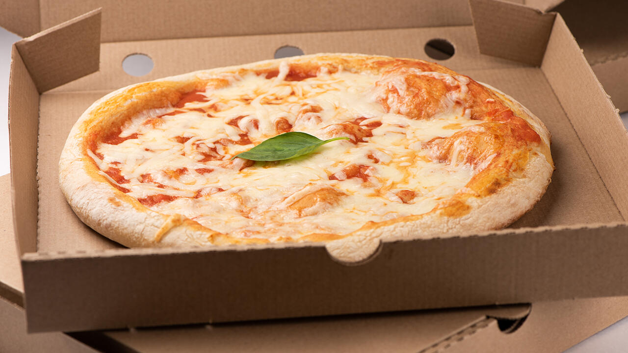 Ein Take-away-Pizzakarton ist nur für die Aufbewahrung der Pizza für etwa 30 Minuten gedacht, sagt das Umweltbundesamt. Nehmen Sie die Pizza zu Hause möglichst bald aus dem Karton.