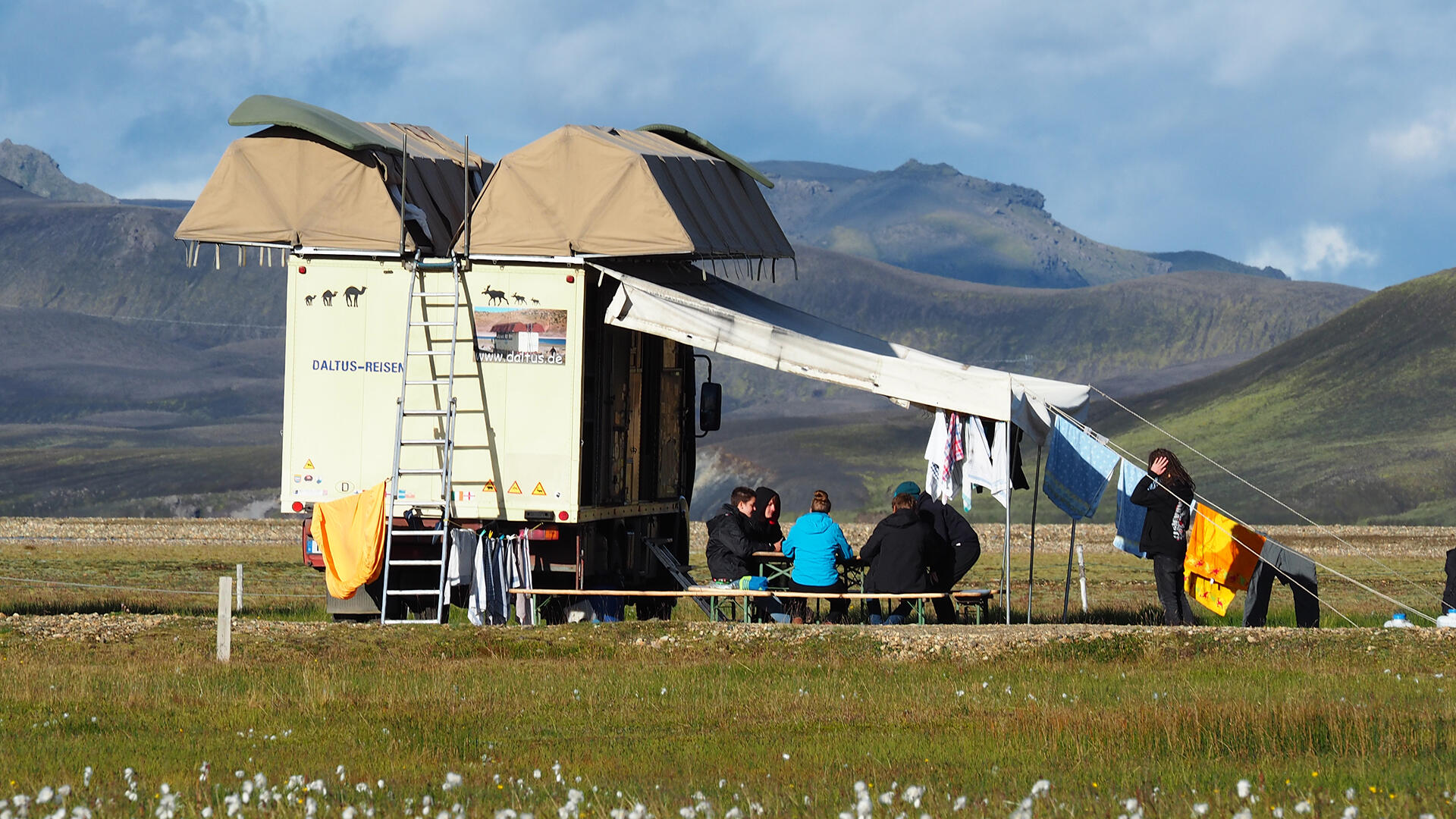 Der Dachzelt-Expeditionsbus sorgt für Abenteuer-Feeling.