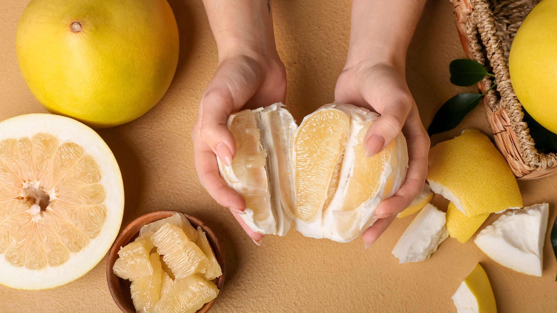 Mit ein paar Tricks kommt man ganz leicht an das köstliche Fruchtfleisch der Pomelo.