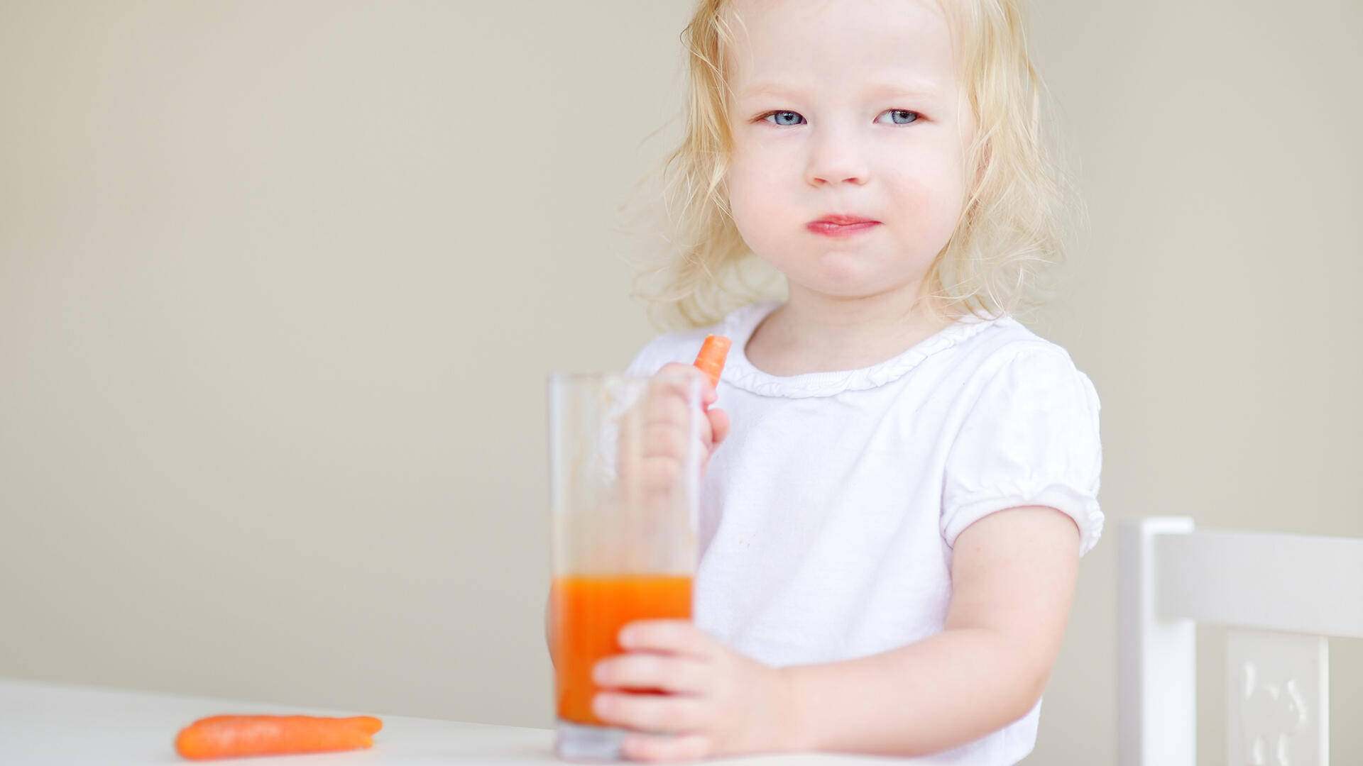 Kleinkinder und Babys sollten besser keinen Karottensaft trinken, da Möhrensaft im Handel oft viel Zucker enthält.