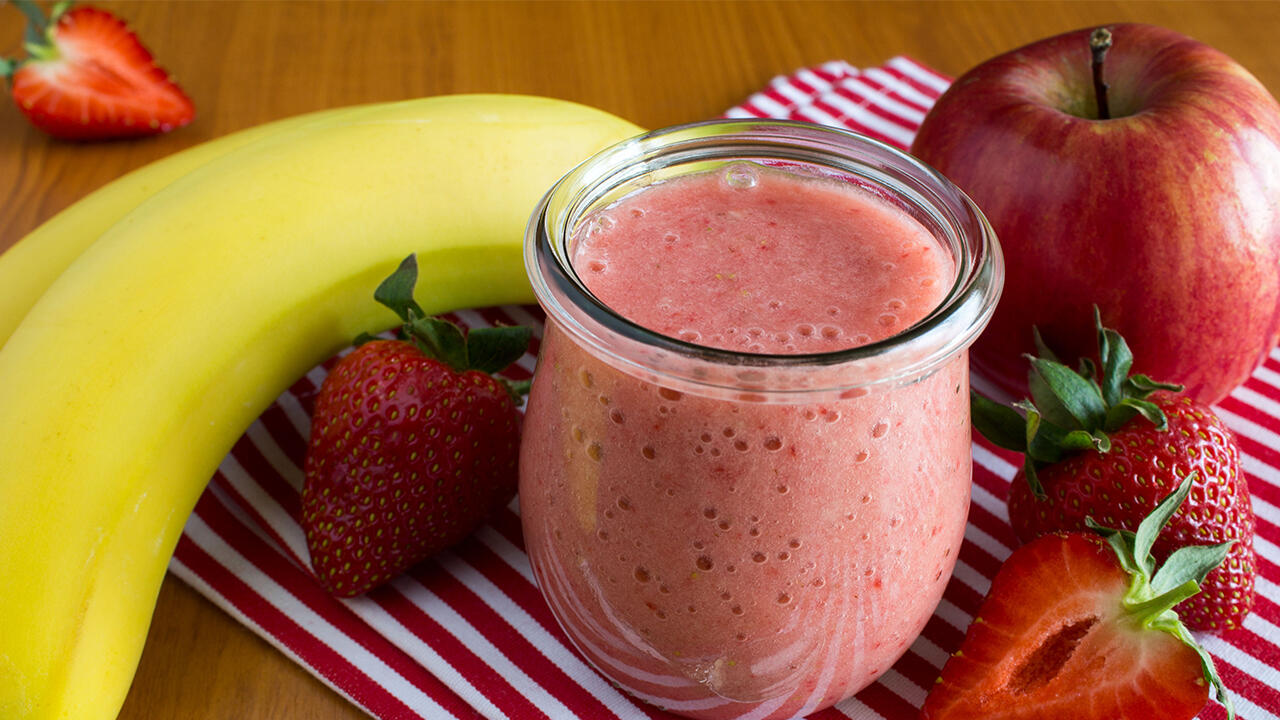 In einen guten und gesunden Smoothie gehören möglichst viele komplette Früchte. Gerade in den Randschichten und in Schalen von manchem Obst stecken viele wichtige Bestandteile. 