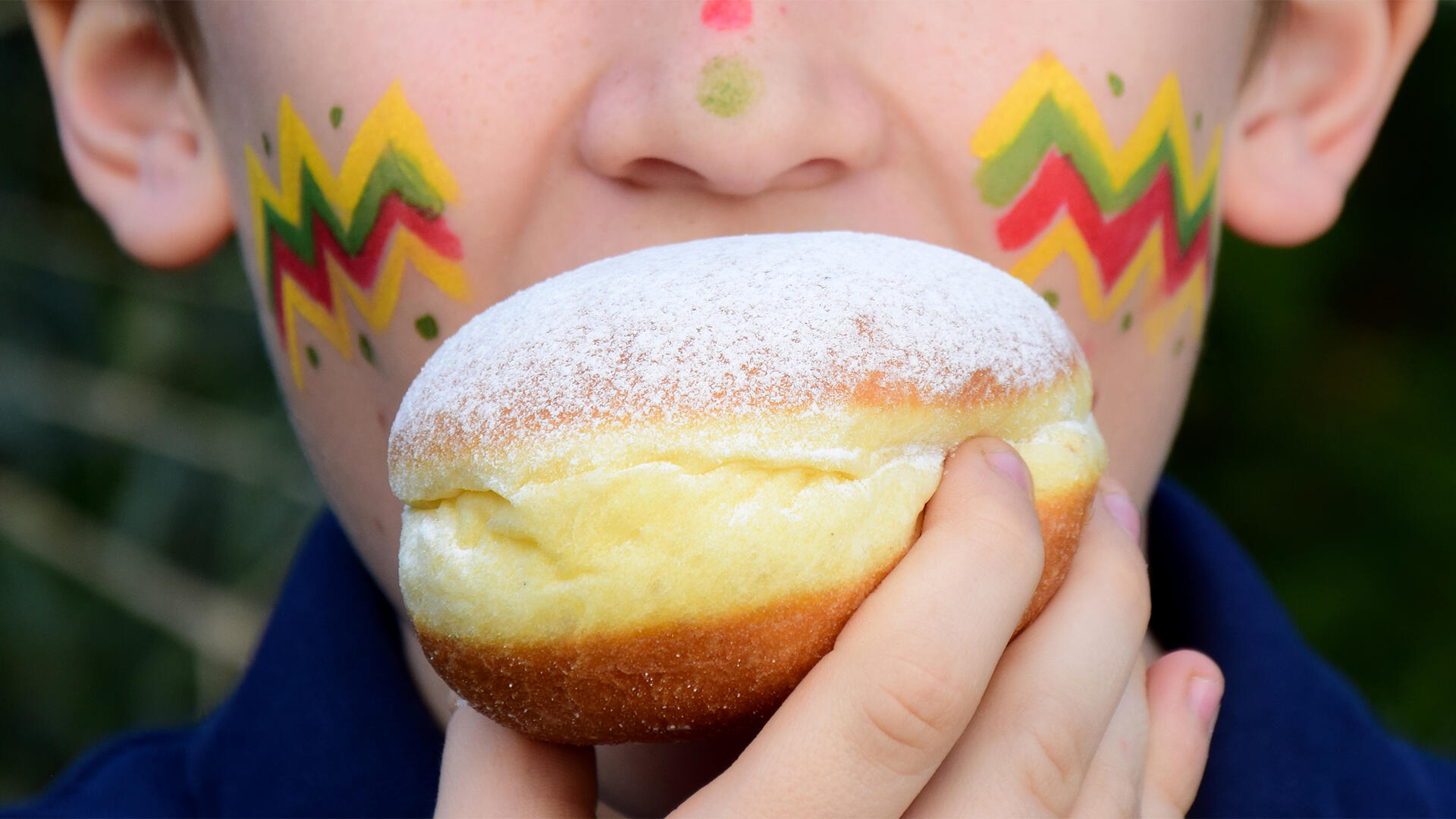 Kaum ein Gebäck weckt so viele Emotionen wie der Berliner. Grund dafür ist heute vor allem seine Bezeichnung, die sich hierzulande regional stark unterscheidet. Entsprechend beanspruchen viele Regionen auch die Erfindung des Hefegebäcks für sich. 