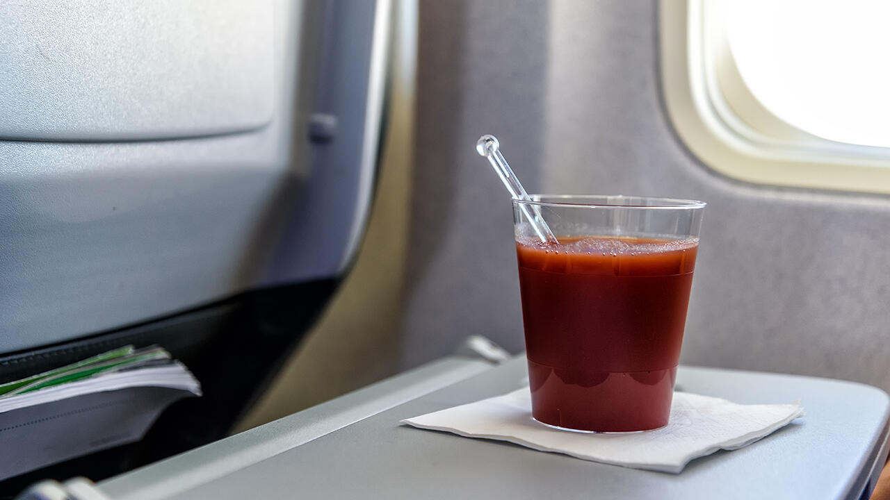 Im Flugzeug: Tomatensaft wird vor allem gerne über den Wolken verzehrt.